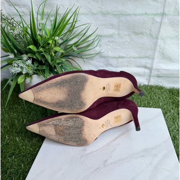 Stuart Weitzman
Stuart Stretch Suede Stiletto Booties pointed toe size 8
$595 - Picture 14 of 14